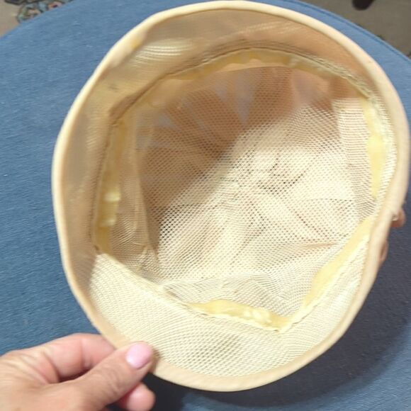 Dusty pink champagne Beige 50s gathered ruffly hat Wedding Motherofbride pillbox - Picture 5 of 7